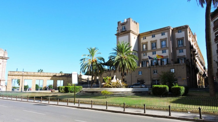 CONCESSIONE DI SUOLO PUBBLICO DECADUTA PER DECORRENZA DEI TERMINI ENTRO CUI PRESENTARE ISTANZA DI RINNOVO. LEGITTIMO LO SCIOGLIMENTO DEL VINCOLO CONCESSORIO. COMMENTO A SENTENZA N. 2652/2024 DEL TAR PALERMO SEZIONE I