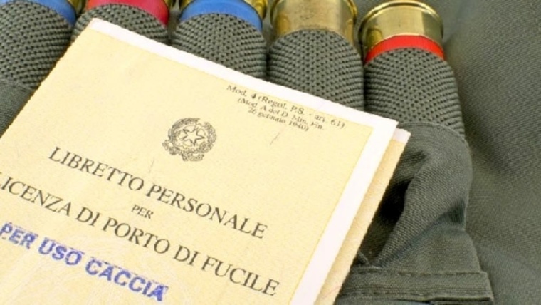 Diniego di rinnovo di porto d’armi: – Il richiamo al mero fatto della “segnalazione all’autorità giudiziaria” non può assumere alcun valore ostativo; – l’Amministrazione deve congruamente motivare in ordine ai motivi per cui un rapporto di parentela possa dar adito al sospetto di abuso del porto d’armi. La sentenza del Consiglio di Giustizia Amministrativa per la Regione Siciliana n. 805 del 22 ottobre 2024.
