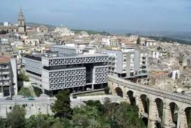 DISSESTO FINANZIARIO ENTE LOCALE: IMPROPONIBILE L’AZIONE ESECUTIVA AVVIATA NEI CONFRONTI DELL’ENTE SE I DEBITI RIENTRANO NELLA COMPETENZA DELL’O.S.L. COMMENTO A SENTENZE DEL 04.05.2026 DEL TRIBUNALE DI RAGUSA – SEZIONE LAVORO.