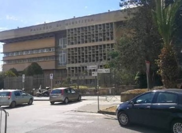 DOMANDA RICONVENZIONALE IN MATERIA DI RISARCIMENTO DEL DANNO DA OCCUPAZIONE ILLEGITTIMA DELLA P.A.; LA GIURISDIZIONE E’ DEL GIUDICE AMMINISTRATIVO – COMMENTO A SENTENZA TRIBUNALE DI CALTAGIRONE , N.321/2026 PUBBLICATA IN DATA 19.08.2026, con la quale è stata rigettata una domanda “riconvenzionale” risarcitoria per euro 520.000,00 proposta nei confronti di un Comune, quest’ultimo rappresentato e difeso dall’Avv. Filippo Nula.